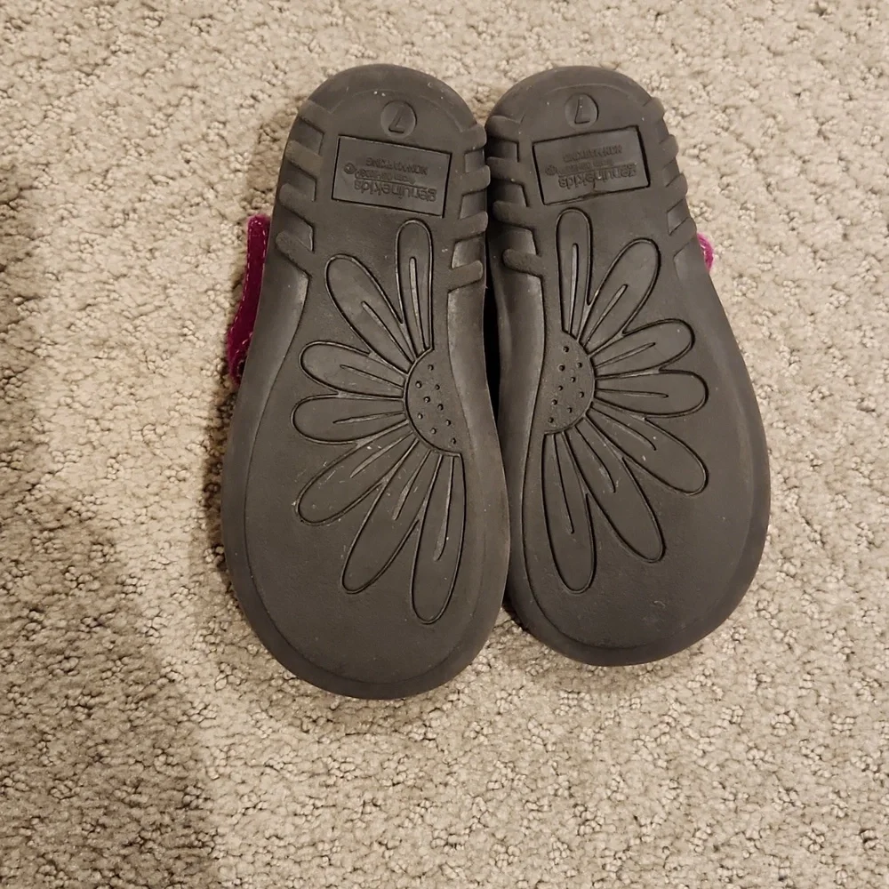 Oshkosh leather girls shoes. Size 7 Excellent shape